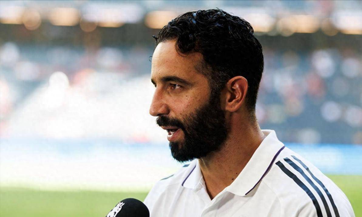 0-0！曼联季前首战闷平利兹联，希顿神扑+裁判争议判罚引遗憾